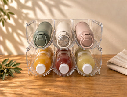 Organisateur de bouteilles en acrylique Epura avec gourdes et bouteilles de jus